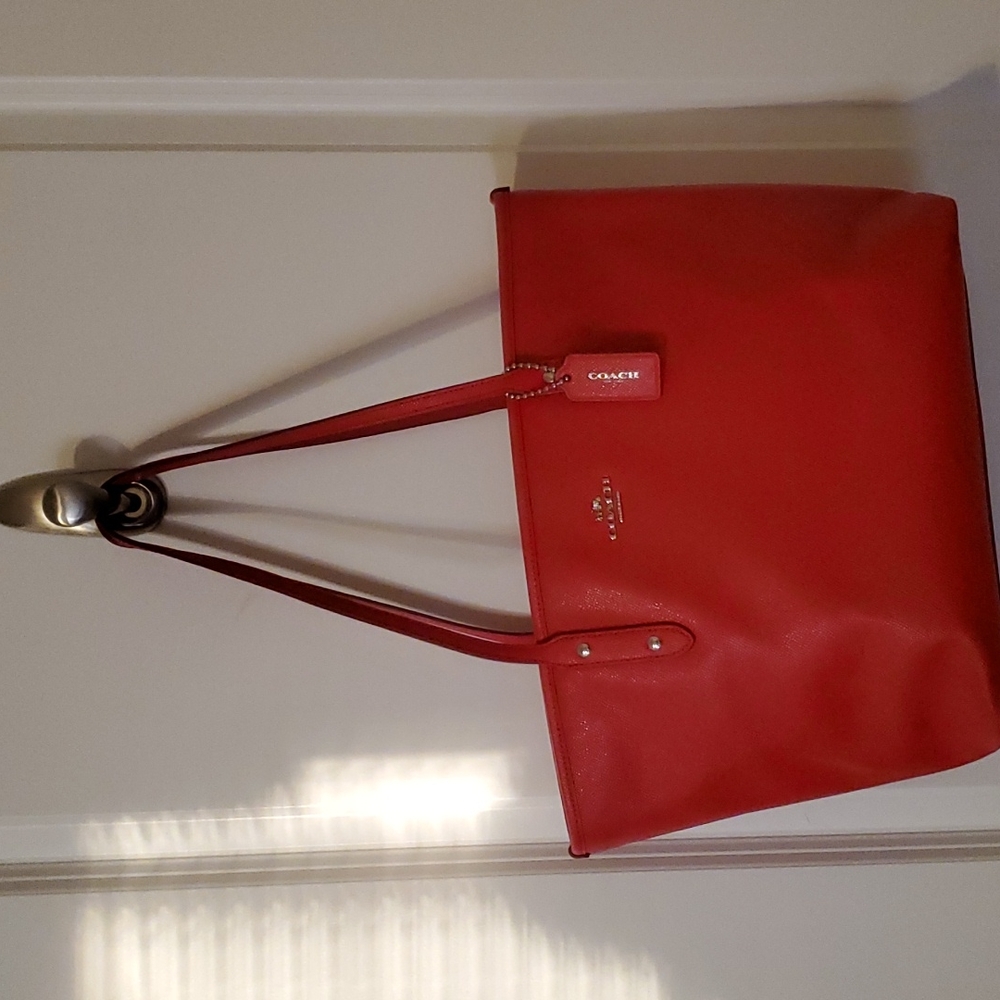 Red city tote